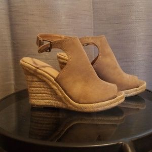Universal Threads Wedges